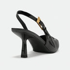 Scarpin preto slingback salto médio em detalhe traseiro, mostrando altura, formato do salto e acabamento inferior