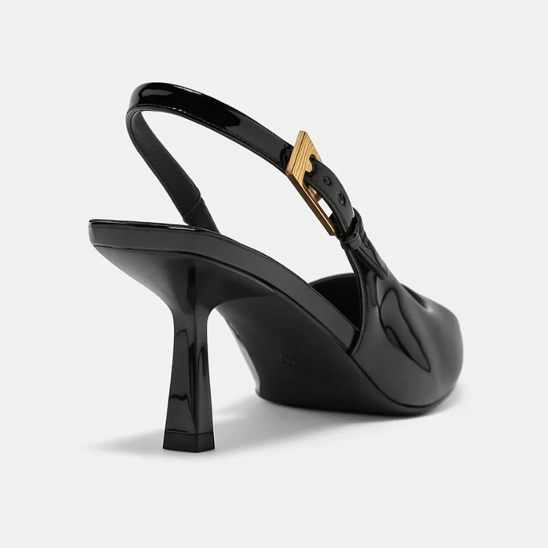 Scarpin preto slingback salto médio em detalhe traseiro, mostrando altura, formato do salto e acabamento inferior