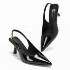 Scarpin preto slingback salto médio com o par em composição, mostrando diferentes ângulos e acabamento, sobre fundo claro