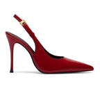 Scarpin slingback vermelho salto agulha em vista lateral, com bico e perfil do salto ou solado visíveis
