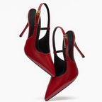 Scarpin slingback vermelho salto agulha em ângulo três-quartos, mostrando o par, o bico e o perfil lateral