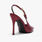 Scarpin slingback vermelho salto agulha em close no salto e na sola, com altura, formato e base visíveis