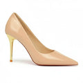 Scarpin verniz nude salto alto dourado em vista frontal, com bico, tiras e formato do par visíveis, sobre fundo claro