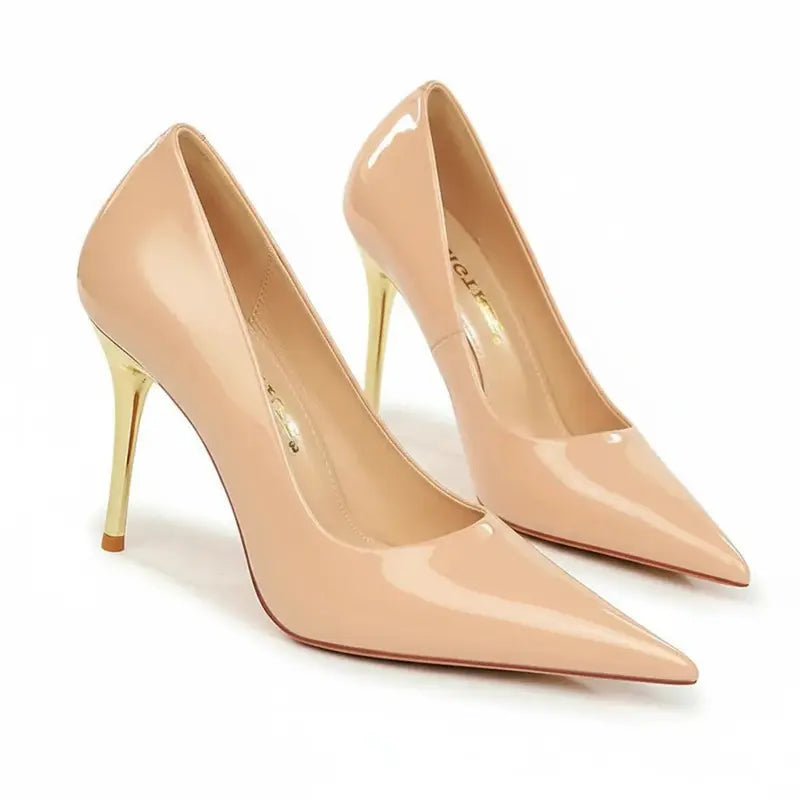 Scarpin verniz nude salto alto dourado em ângulo três-quartos, mostrando o par, o bico e o perfil lateral
