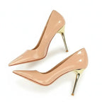 Scarpin verniz nude salto alto dourado em vista traseira, com calcanhar, salto e acabamento da sola visíveis