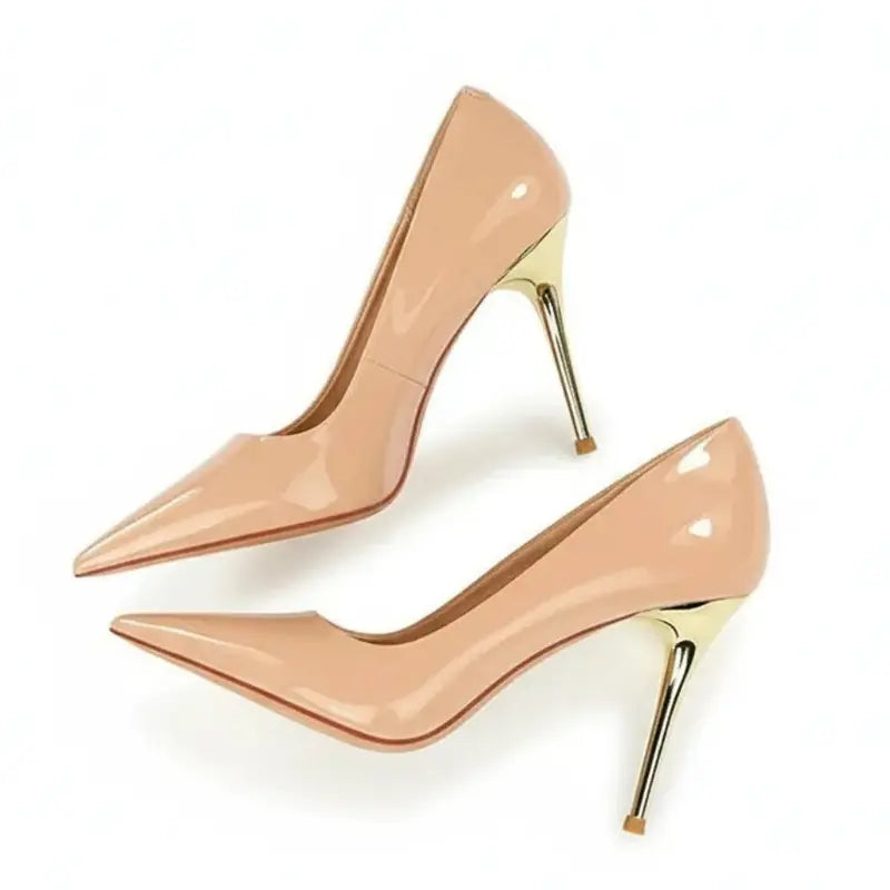 Scarpin verniz nude salto alto dourado em vista traseira, com calcanhar, salto e acabamento da sola visíveis