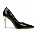 Scarpin verniz preto salto alto dourado visto de perfil, destacando bico fino, acabamento brilhante e salto metálico