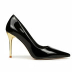 Scarpin verniz preto salto alto dourado visto de perfil, destacando bico fino, acabamento brilhante e salto metálico