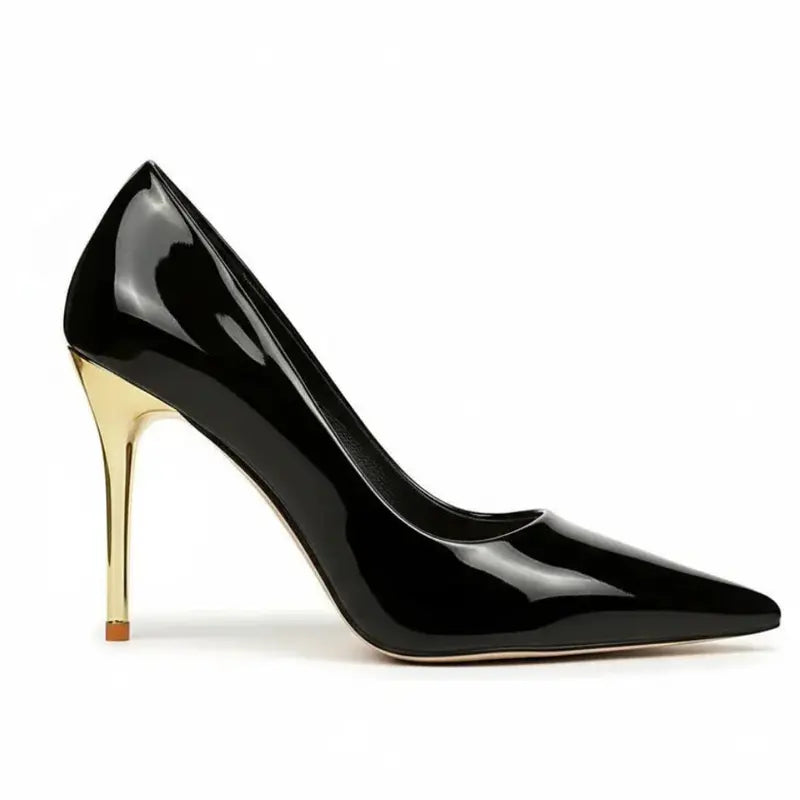 Scarpin verniz preto salto alto dourado visto de perfil, destacando bico fino, acabamento brilhante e salto metálico