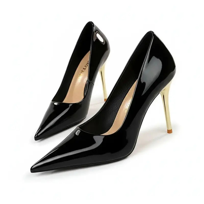 Scarpin verniz preto salto alto dourado em ângulo três-quartos, mostrando o par, o bico e o perfil lateral