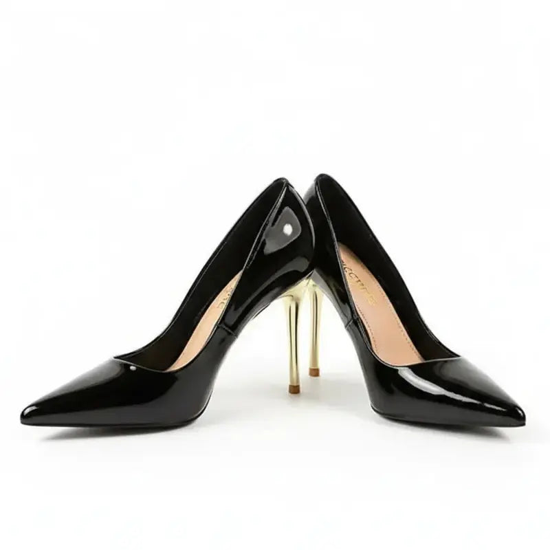 Scarpin verniz preto salto alto dourado em close no salto e na sola, com altura, formato e base visíveis