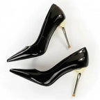 Scarpin verniz preto salto alto dourado em perspectiva lateral oposta, com perfil e acabamento visíveis