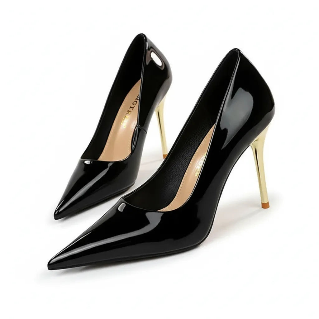 Scarpin verniz preto salto alto dourado com os dois pares em angulo.