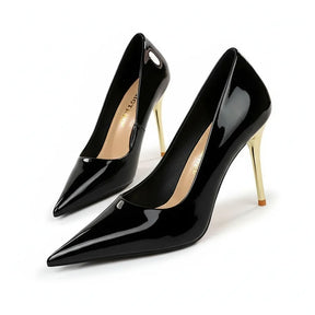 Scarpin verniz preto salto alto dourado com os dois pares em angulo.