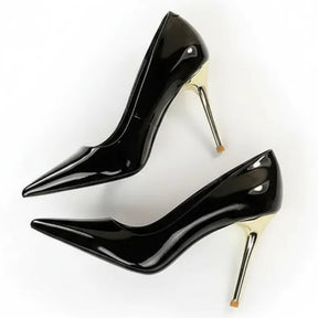 Scarpin verniz preto salto alto dourado com os dois pares vistos de lado.