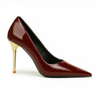 Scarpin verniz vinho salto alto dourado em vista lateral, com bico e perfil do salto ou solado visíveis