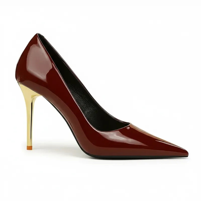 Scarpin verniz vinho salto alto dourado em vista lateral, com bico e perfil do salto ou solado visíveis