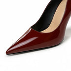 Scarpin verniz vinho salto alto dourado em perspectiva lateral oposta, com perfil e acabamento visíveis