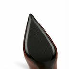 Scarpin verniz vinho salto alto dourado em close no bico, tiras ou fivela, com textura e metal em destaque