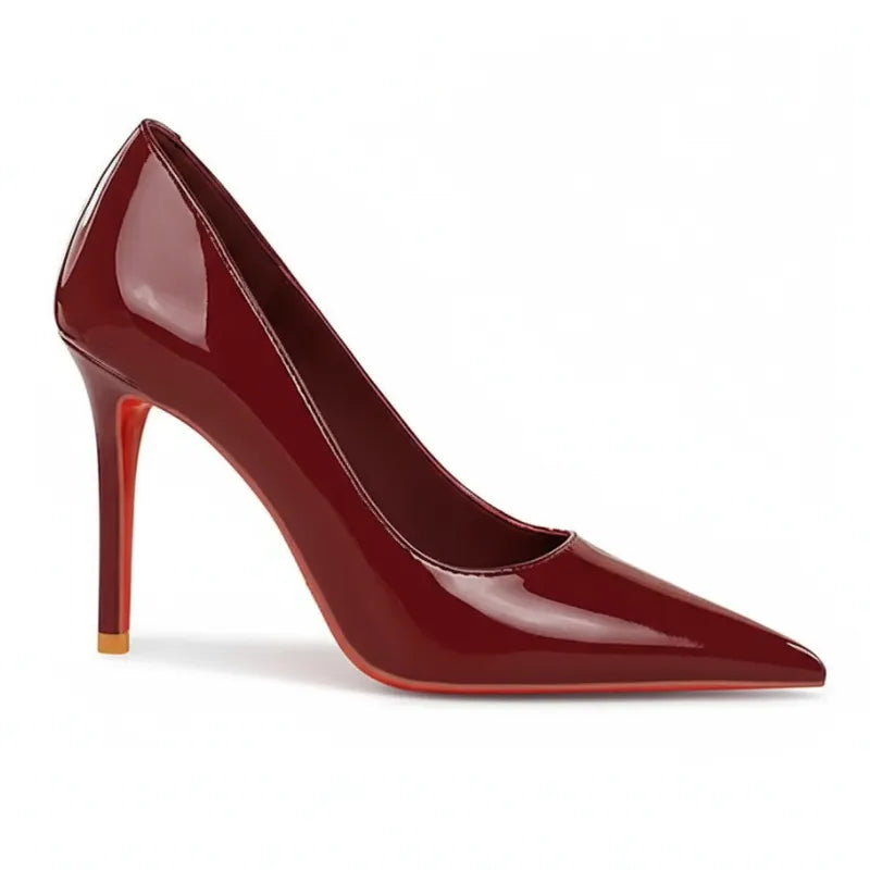Scarpin vinho verniz com sola vermelha visto de lado.