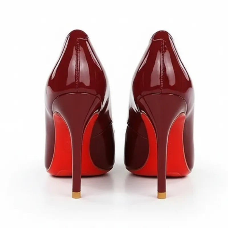 Scarpin vinho verniz com sola vermelha em angulo frontal.