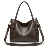 Bolsa hobo vintage marrom café em vista frontal, com formato, alça e ferragens visíveis, com acabamento uniforme